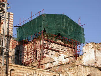 Заштитна конструкција изнад параклиса Светог Николе у Хиландару