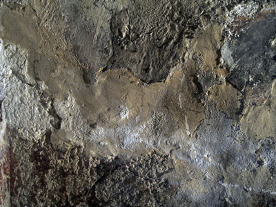 Снимак детаља са фреске и украсног малтера са искристалисаним солима на површини.