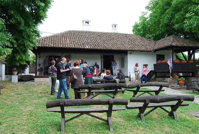 У дворишту Ранчићеве куће у Гроцкој, споменику културе од великог значаја, учесници су се дружили и договарали будуће активности