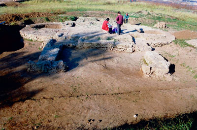 “Камаљ”, село Скобаљ (КО Лајковац) – крстаста грађевина-меморија са некрополом, крај III – IV век.