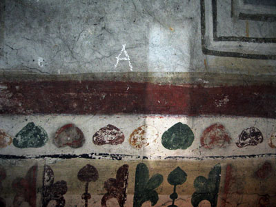 Снимак пробе чишћења масног талога са површине зидног сликарства у горњем делу западног зида.